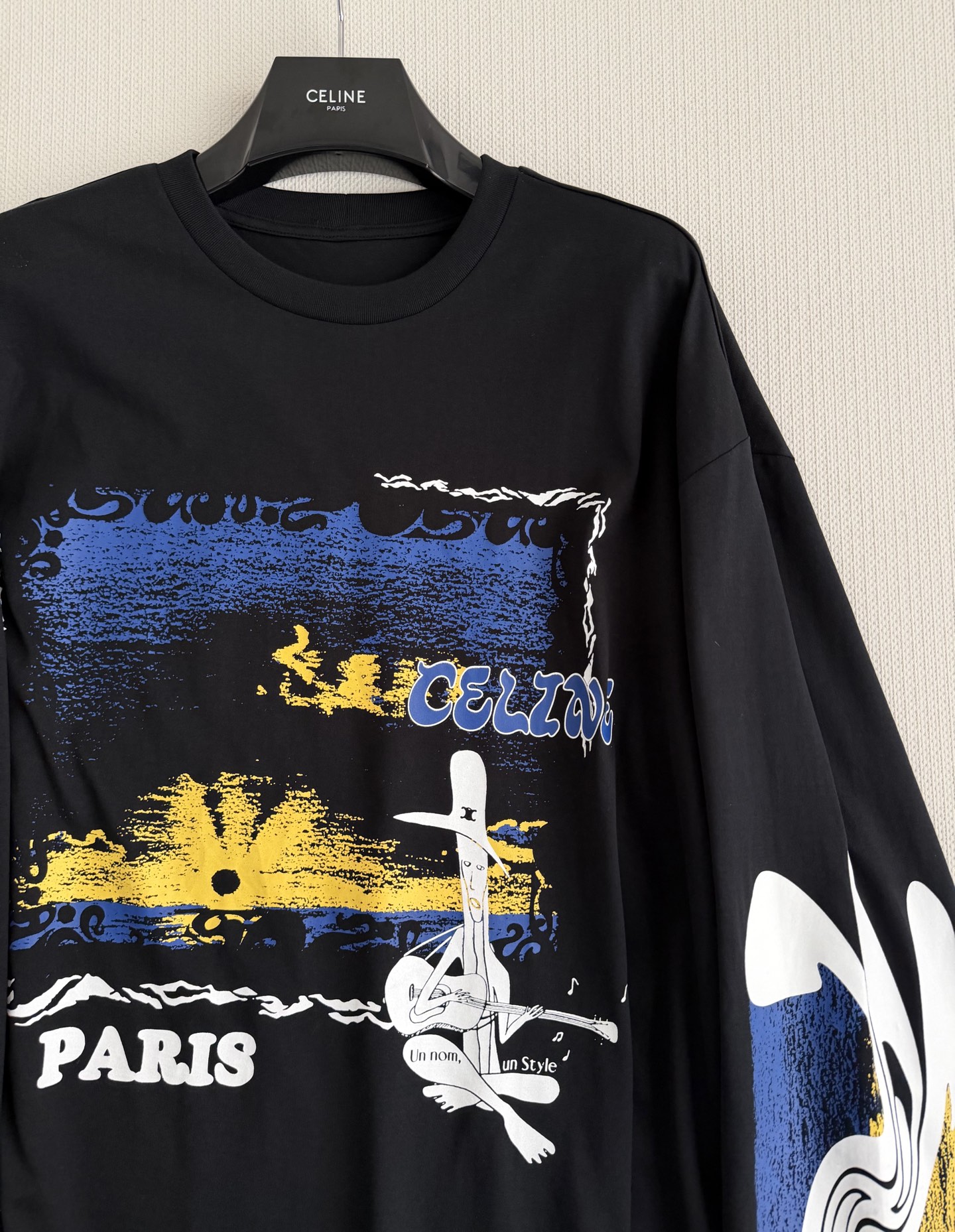 Ceil*🆕字母印花不规则涂鸦圆领长袖休闲舒适的版型上身对身材包容度极佳！正面饰以品牌经典徽标图案点缀，