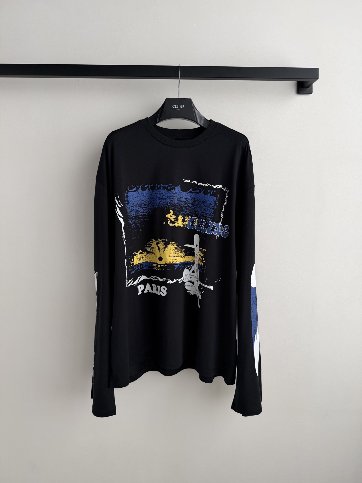 Ceil*🆕字母印花不规则涂鸦圆领长袖休闲舒适的版型上身对身材包容度极佳！正面饰以品牌经典徽标图案点缀，