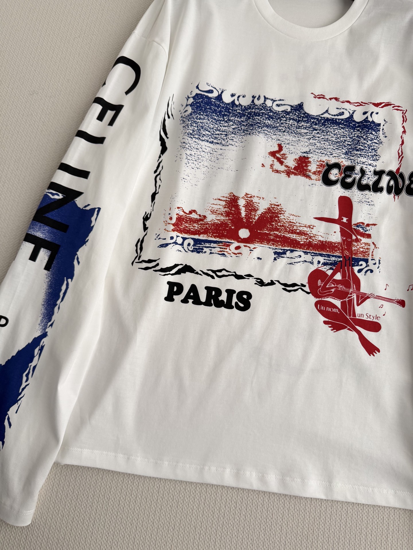 Ceil*🆕字母印花不规则涂鸦圆领长袖休闲舒适的版型上身对身材包容度极佳！正面饰以品牌经典徽标图案点缀，