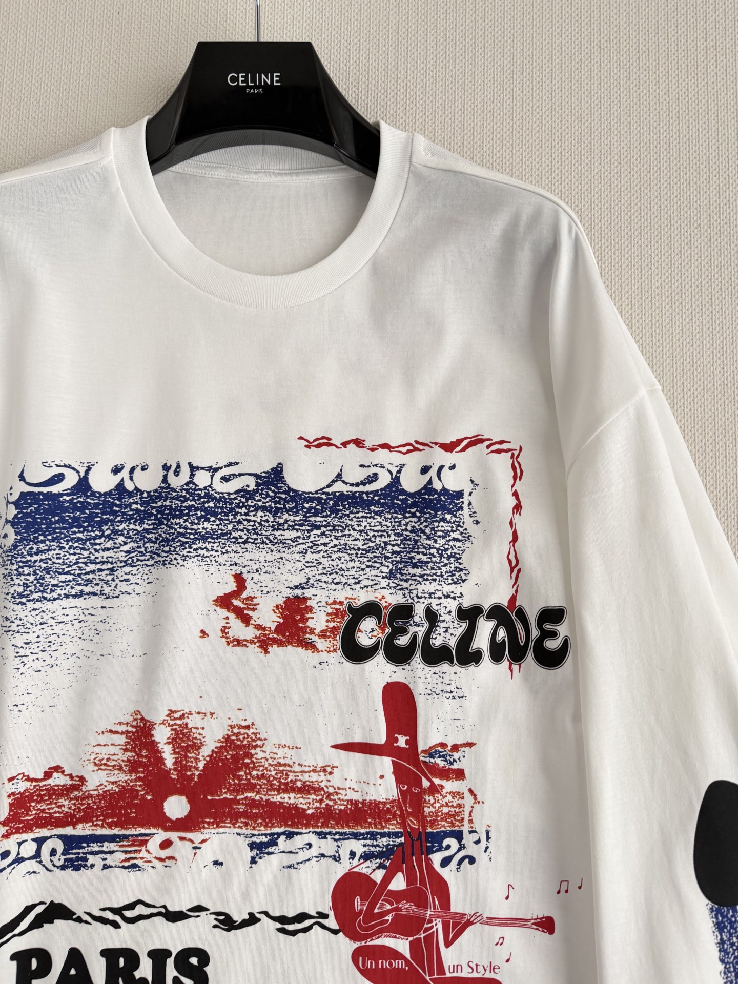 Ceil*🆕字母印花不规则涂鸦圆领长袖休闲舒适的版型上身对身材包容度极佳！正面饰以品牌经典徽标图案点缀，