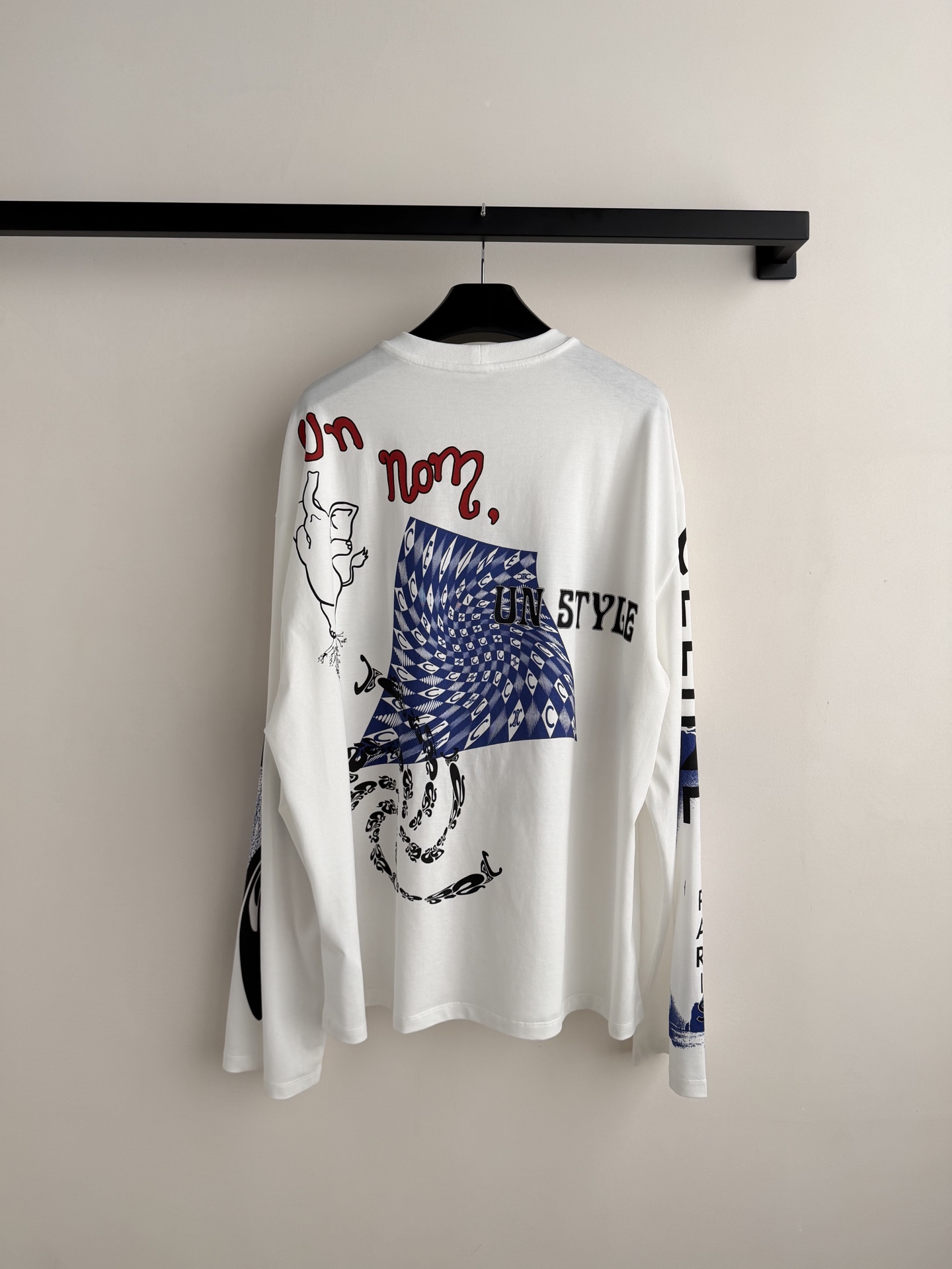 Ceil*🆕字母印花不规则涂鸦圆领长袖休闲舒适的版型上身对身材包容度极佳！正面饰以品牌经典徽标图案点缀，