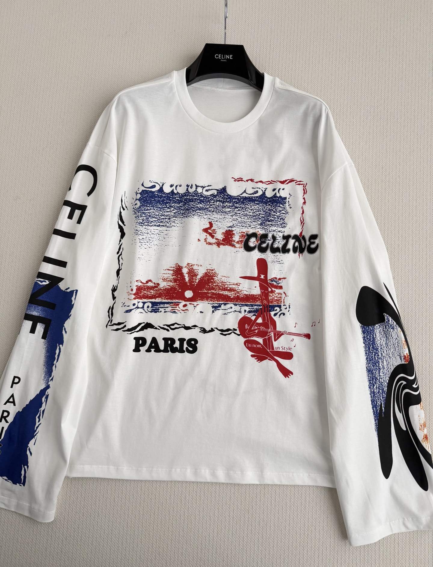 Ceil*🆕字母印花不规则涂鸦圆领长袖休闲舒适的版型上身对身材包容度极佳！正面饰以品牌经典徽标图案点缀，