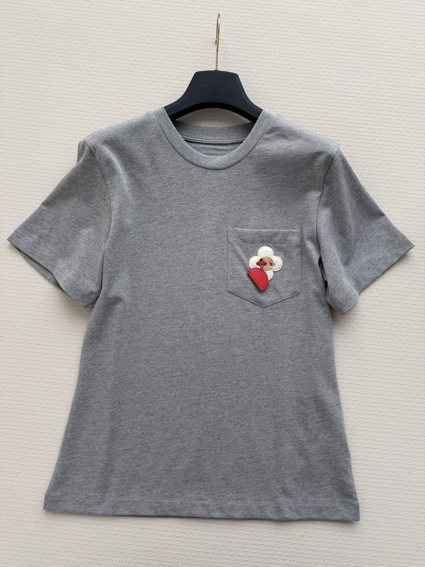 LouisVuitto*🆕26new🪄太阳花朵刺绣圆领短袖🧧🧨🧸胸前的立体太阳花图案元素设计增添穿搭趣味