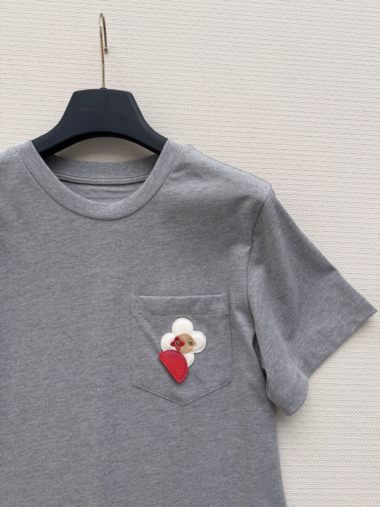 LouisVuitto*🆕26new🪄太阳花朵刺绣圆领短袖🧧🧨🧸胸前的立体太阳花图案元素设计增添穿搭趣味