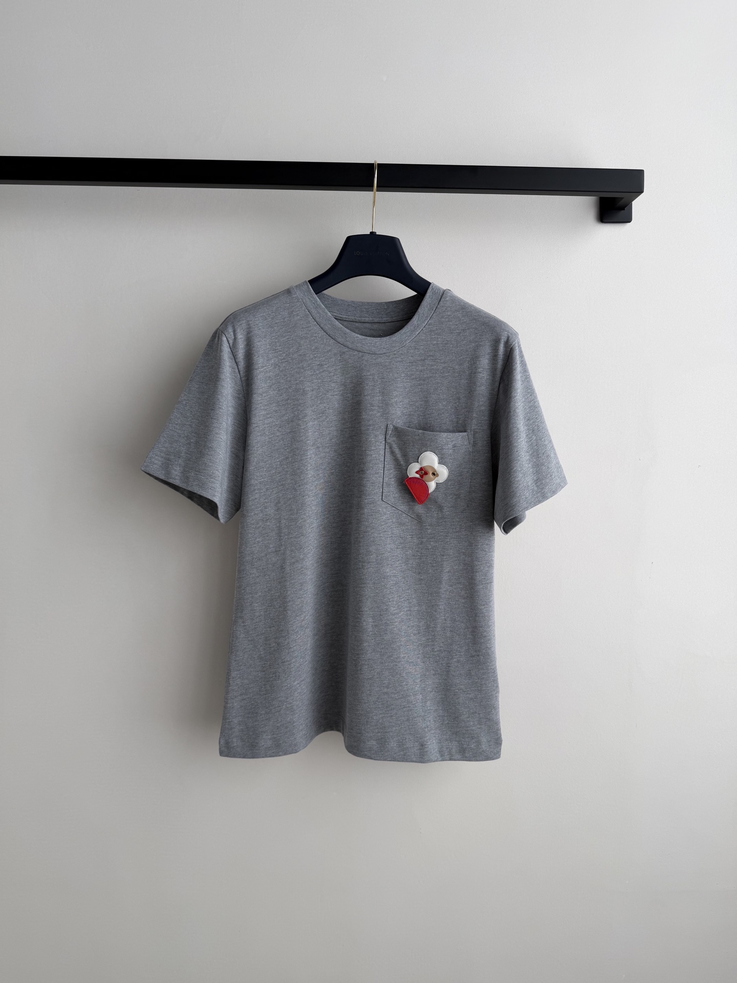 LouisVuitto*🆕26new🪄太阳花朵刺绣圆领短袖🧧🧨🧸胸前的立体太阳花图案元素设计增添穿搭趣味