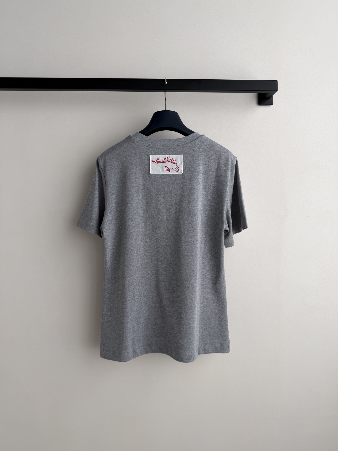 LouisVuitto*🆕26new🪄太阳花朵刺绣圆领短袖🧧🧨🧸胸前的立体太阳花图案元素设计增添穿搭趣味