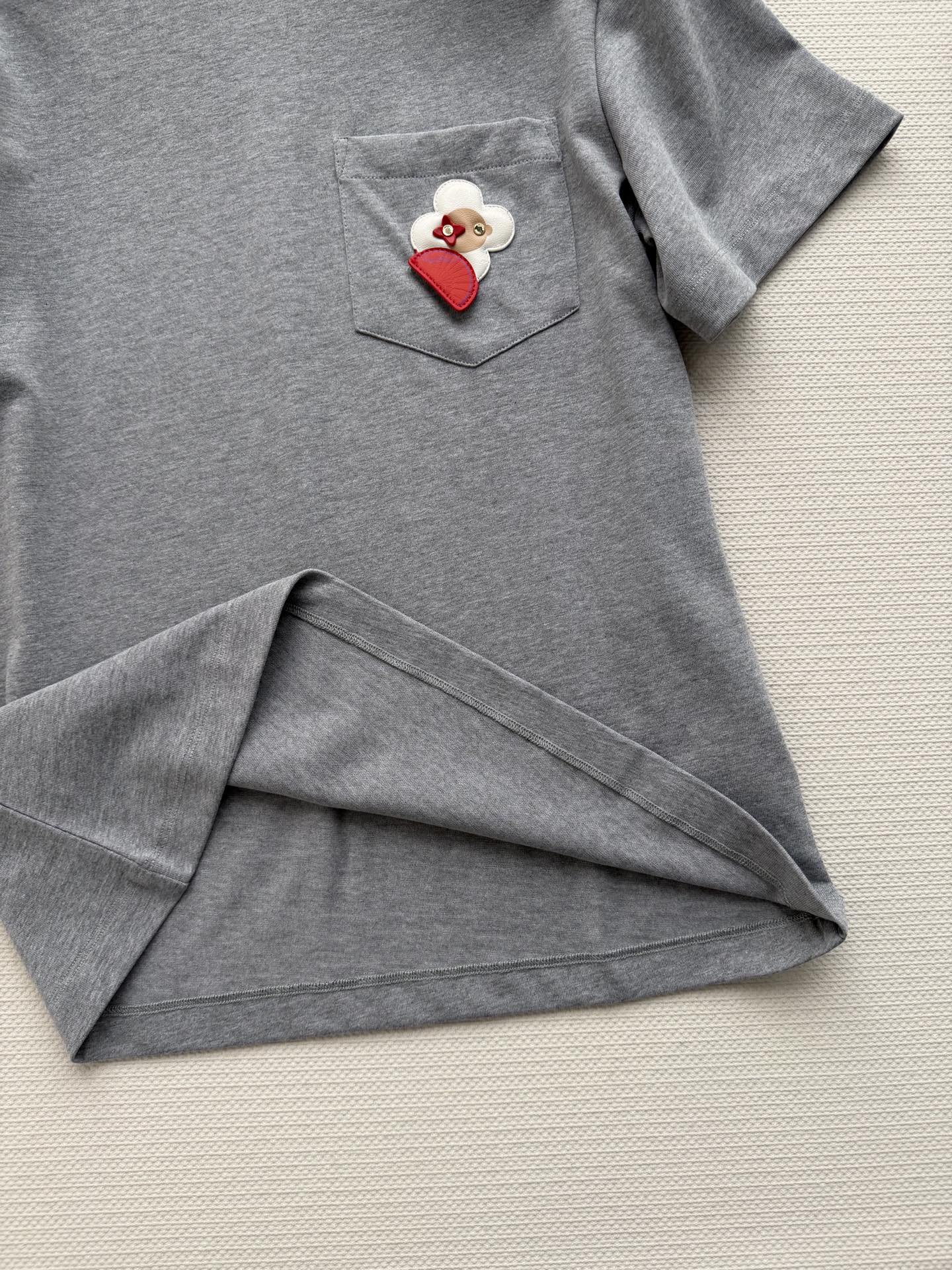 LouisVuitto*🆕26new🪄太阳花朵刺绣圆领短袖🧧🧨🧸胸前的立体太阳花图案元素设计增添穿搭趣味