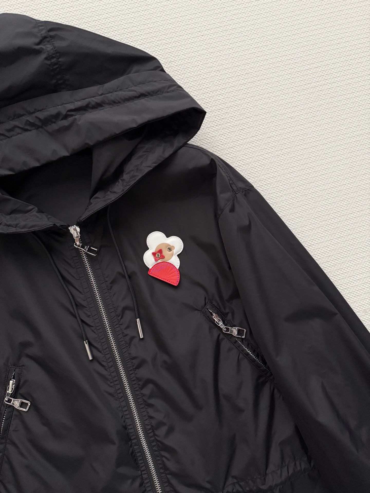 LouisVuitto*🆕太阳花朵皮标连帽拉链夹克外套 胸前的立体太阳花图案元素设计增添穿搭趣味，在春日