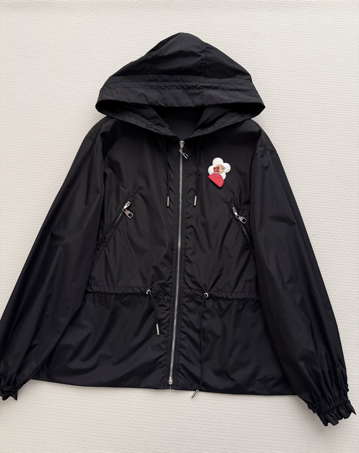 LouisVuitto*🆕太阳花朵皮标连帽拉链夹克外套 胸前的立体太阳花图案元素设计增添穿搭趣味，在春日