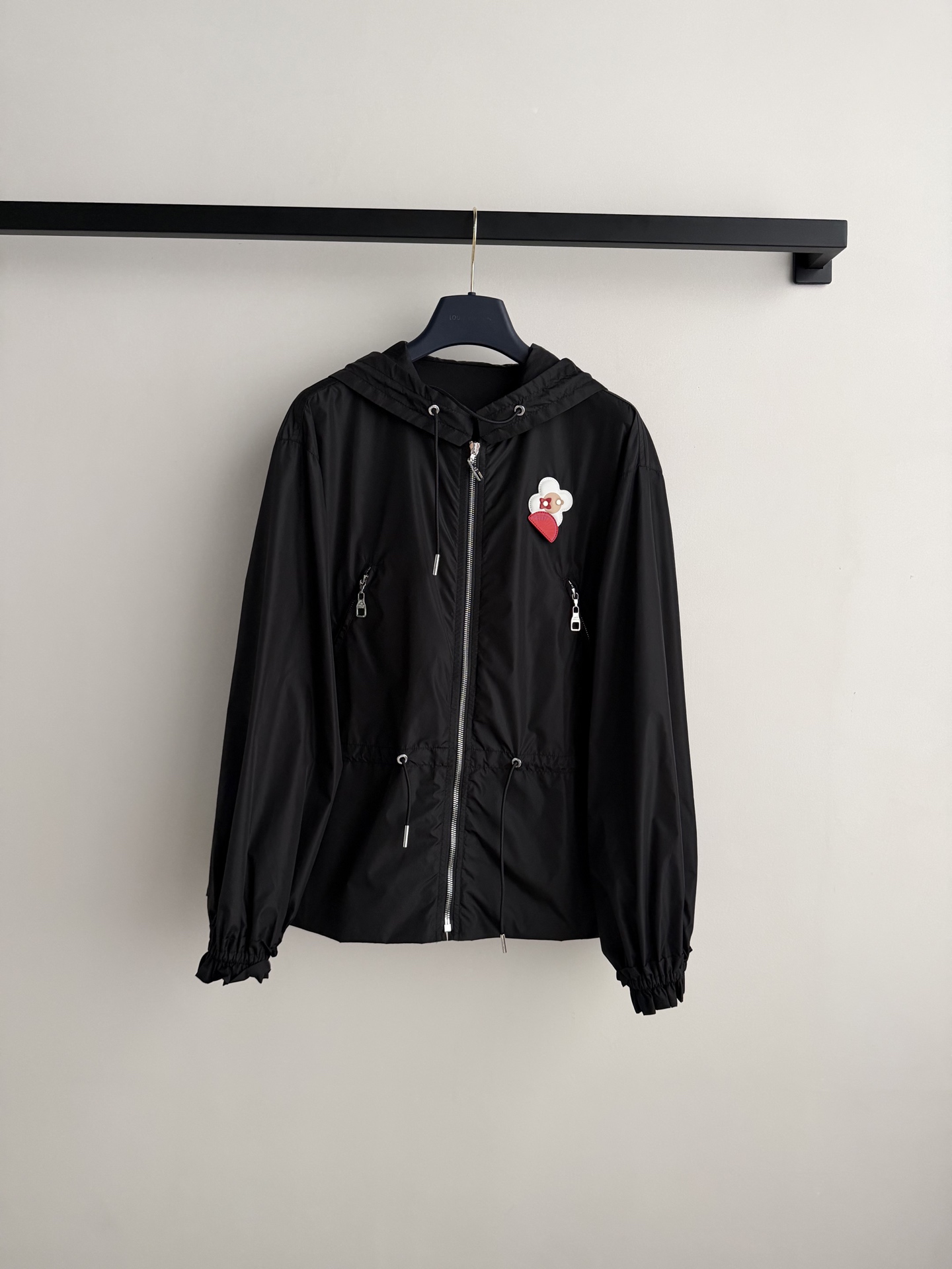 LouisVuitto*🆕太阳花朵皮标连帽拉链夹克外套 胸前的立体太阳花图案元素设计增添穿搭趣味，在春日