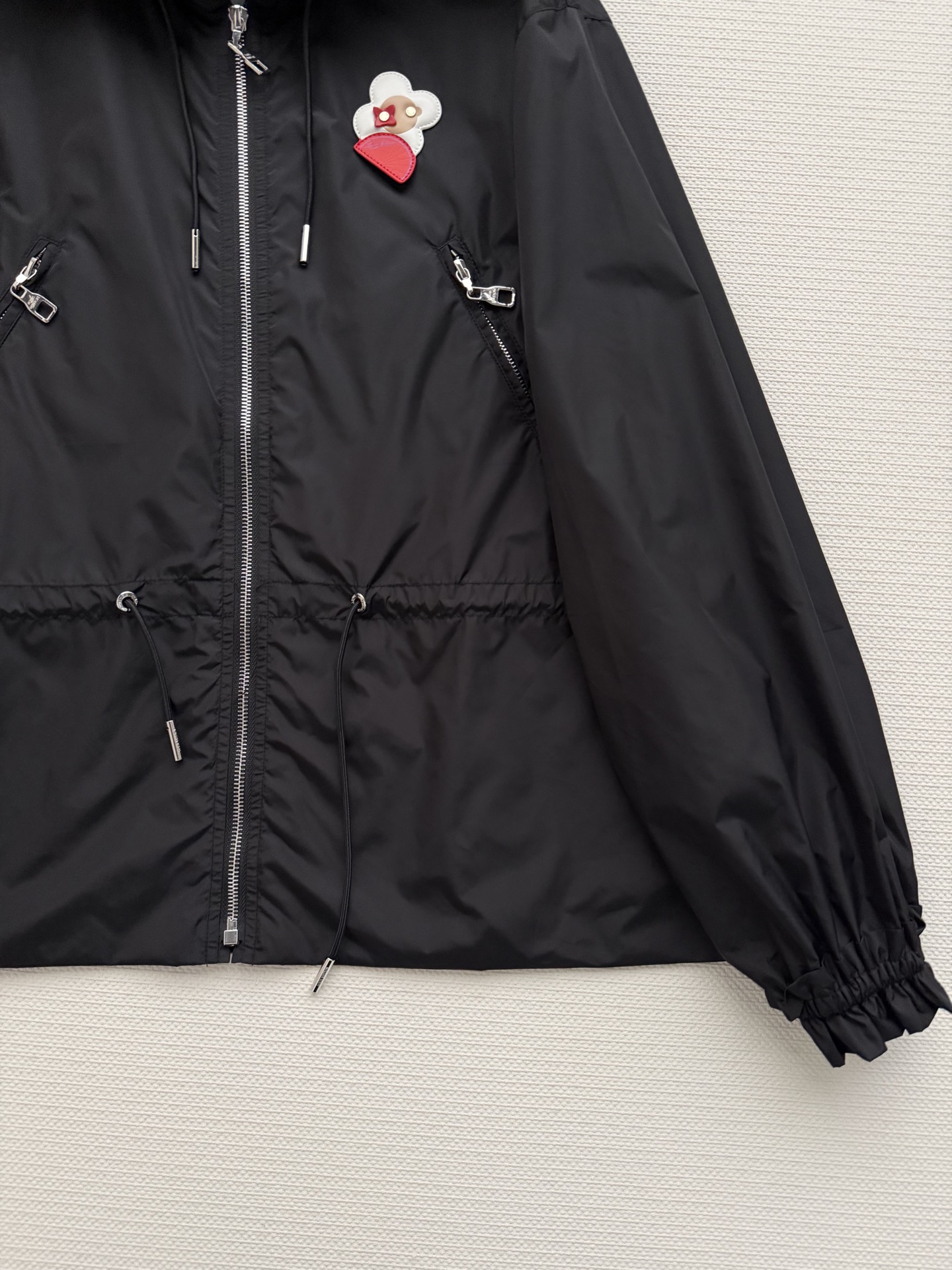 LouisVuitto*🆕太阳花朵皮标连帽拉链夹克外套 胸前的立体太阳花图案元素设计增添穿搭趣味，在春日