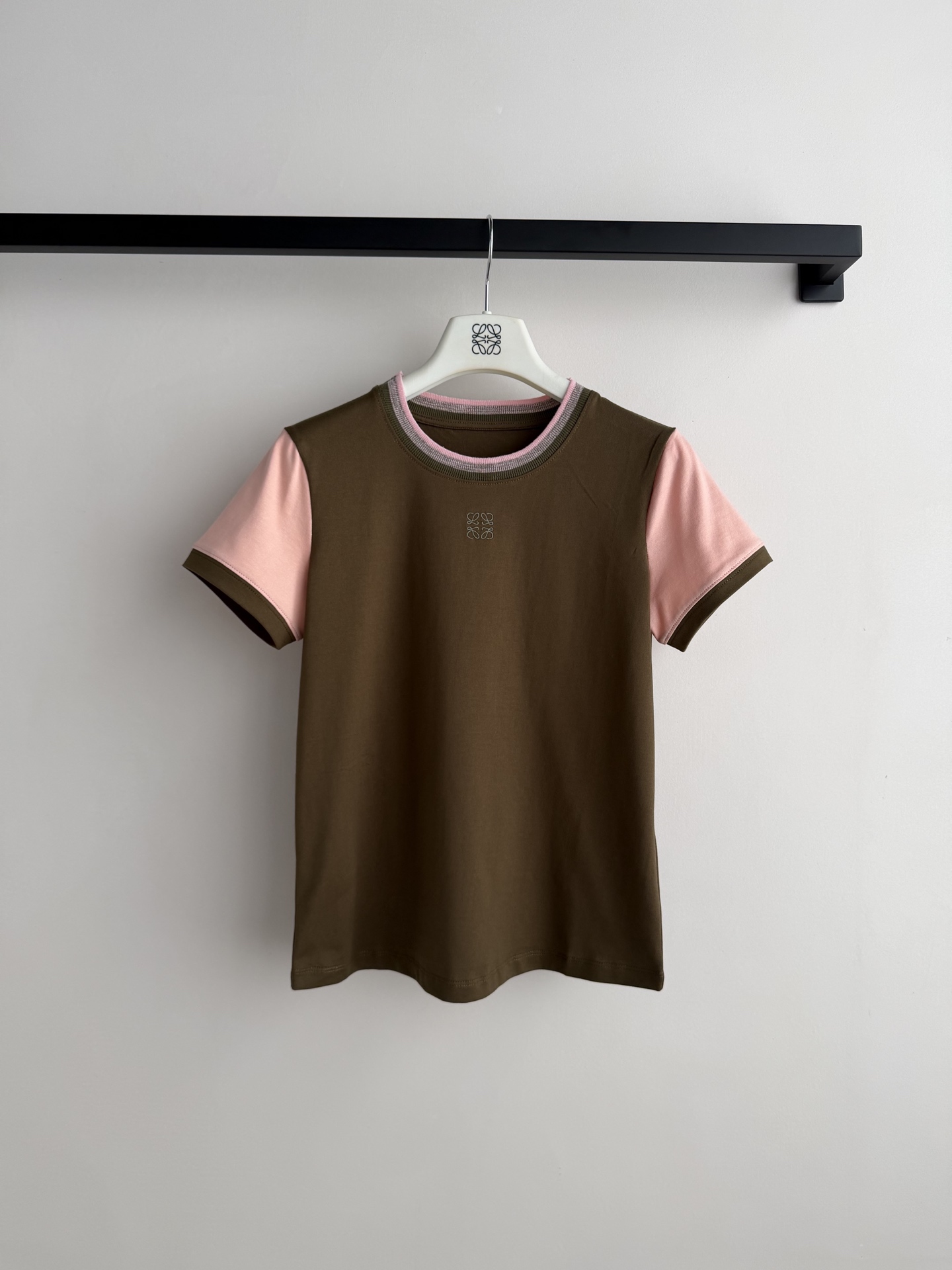 Loew*🆕2026春夏新款时髦百搭橄榄绿拼色插肩T恤，采用纯棉混纺，质感厚实，春夏穿超舒服！橄榄绿+粉