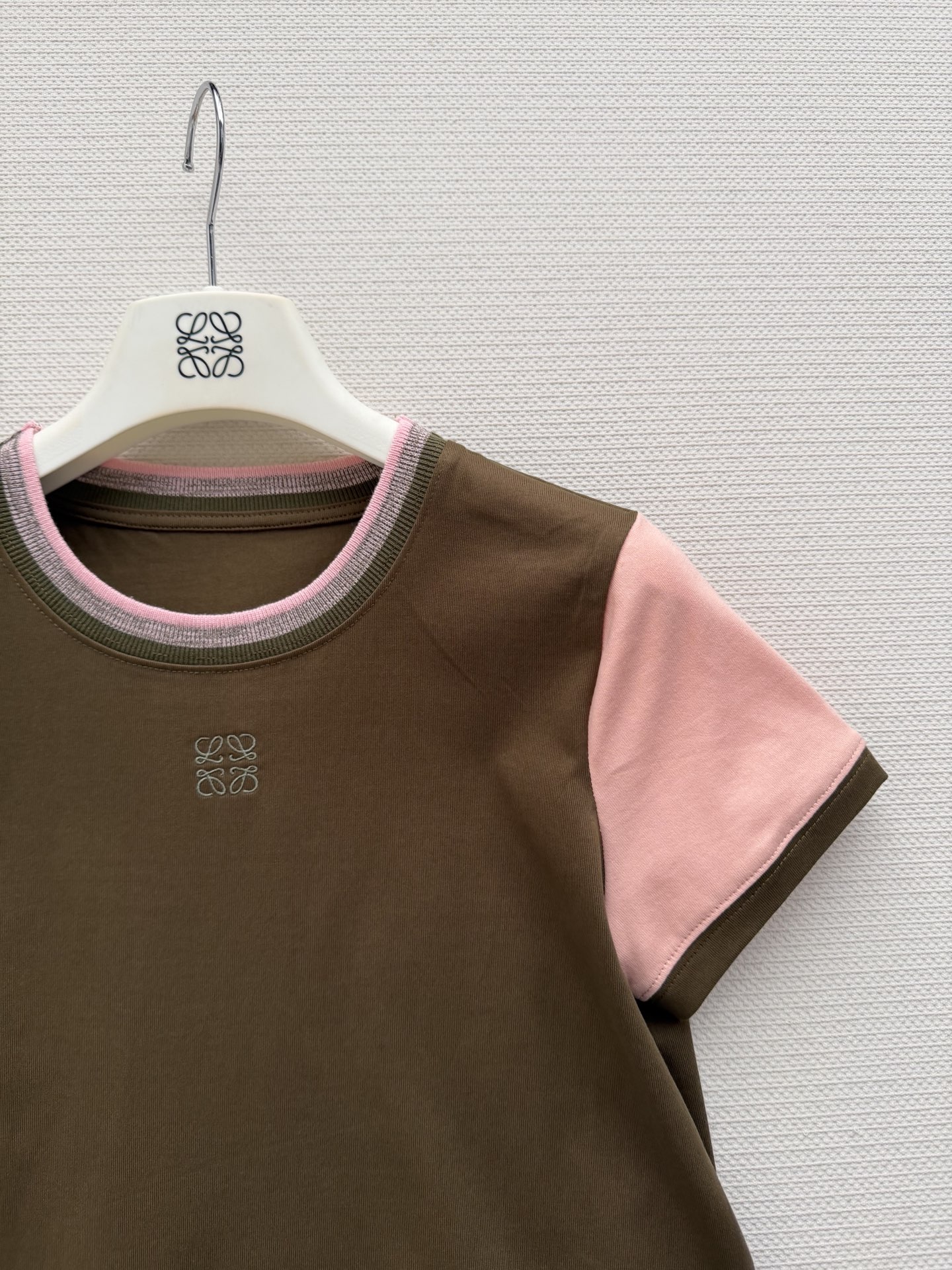 Loew*🆕2026春夏新款时髦百搭橄榄绿拼色插肩T恤，采用纯棉混纺，质感厚实，春夏穿超舒服！橄榄绿+粉