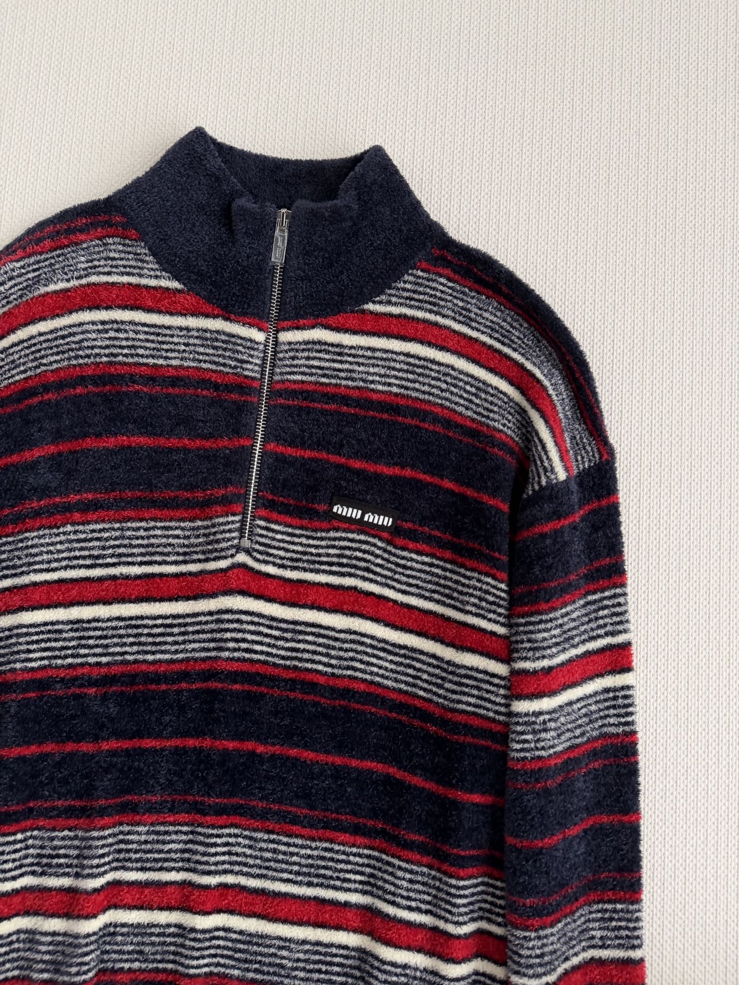 Miu Mi*🆕蓝灰条纹撞色半拉链长袖🌰🤎🤎手感软糯细腻的抓绒面料上身自带松弛氛围气息，经典圆领上身利落