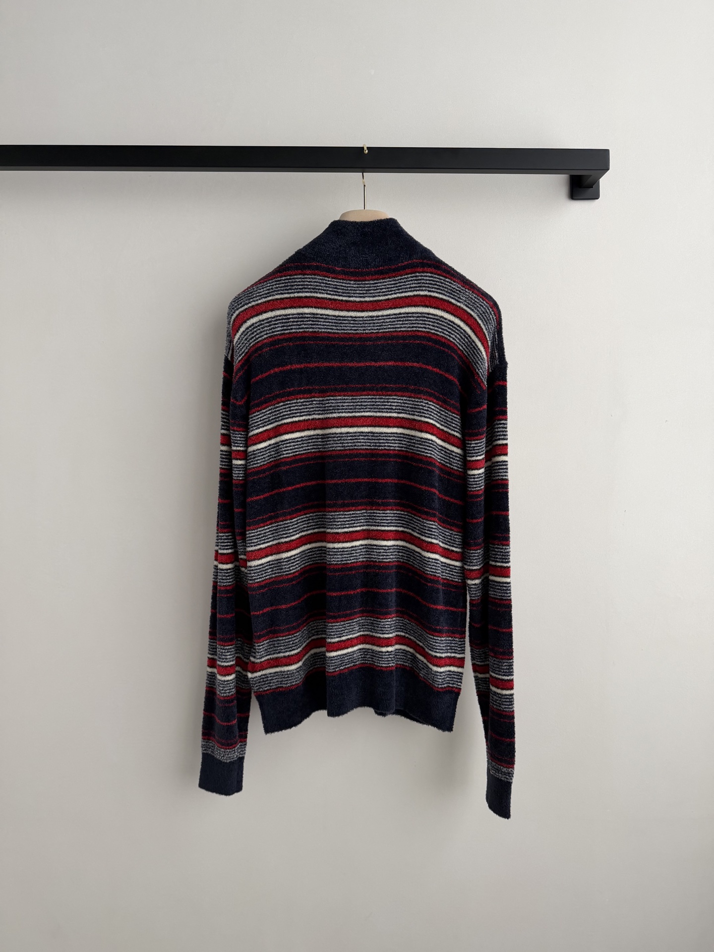 Miu Mi*🆕蓝灰条纹撞色半拉链长袖🌰🤎🤎手感软糯细腻的抓绒面料上身自带松弛氛围气息，经典圆领上身利落