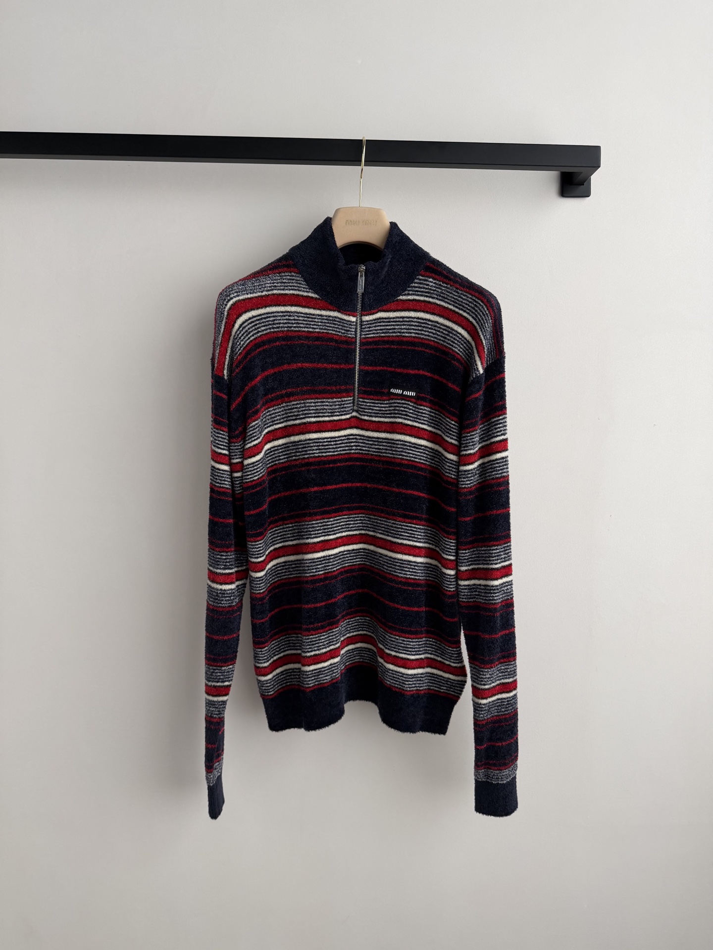 Miu Mi*🆕蓝灰条纹撞色半拉链长袖🌰🤎🤎手感软糯细腻的抓绒面料上身自带松弛氛围气息，经典圆领上身利落