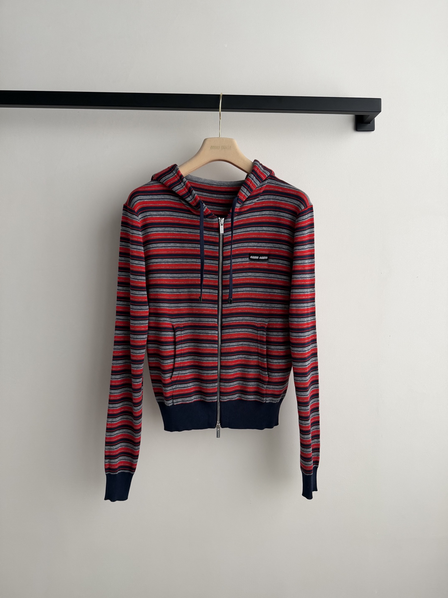 Miumi*🆕徽标字母条纹连帽外套经典的条纹元素上身将复古时尚完美演绎！叠穿单穿百搭款😁红灰藏青配色搭配