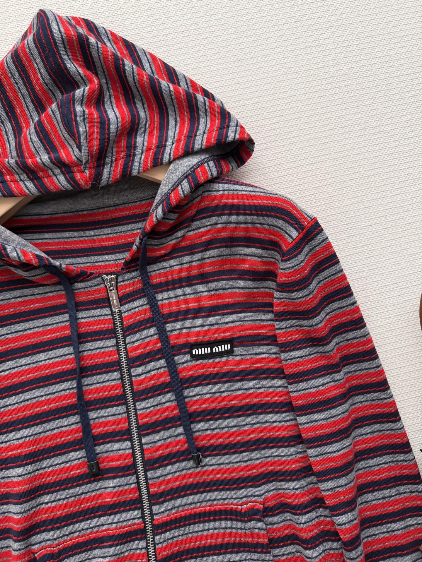 Miumi*🆕徽标字母条纹连帽外套经典的条纹元素上身将复古时尚完美演绎！叠穿单穿百搭款😁红灰藏青配色搭配