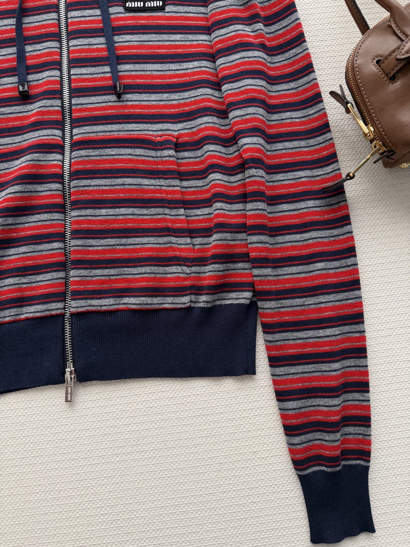 Miumi*🆕徽标字母条纹连帽外套经典的条纹元素上身将复古时尚完美演绎！叠穿单穿百搭款😁红灰藏青配色搭配