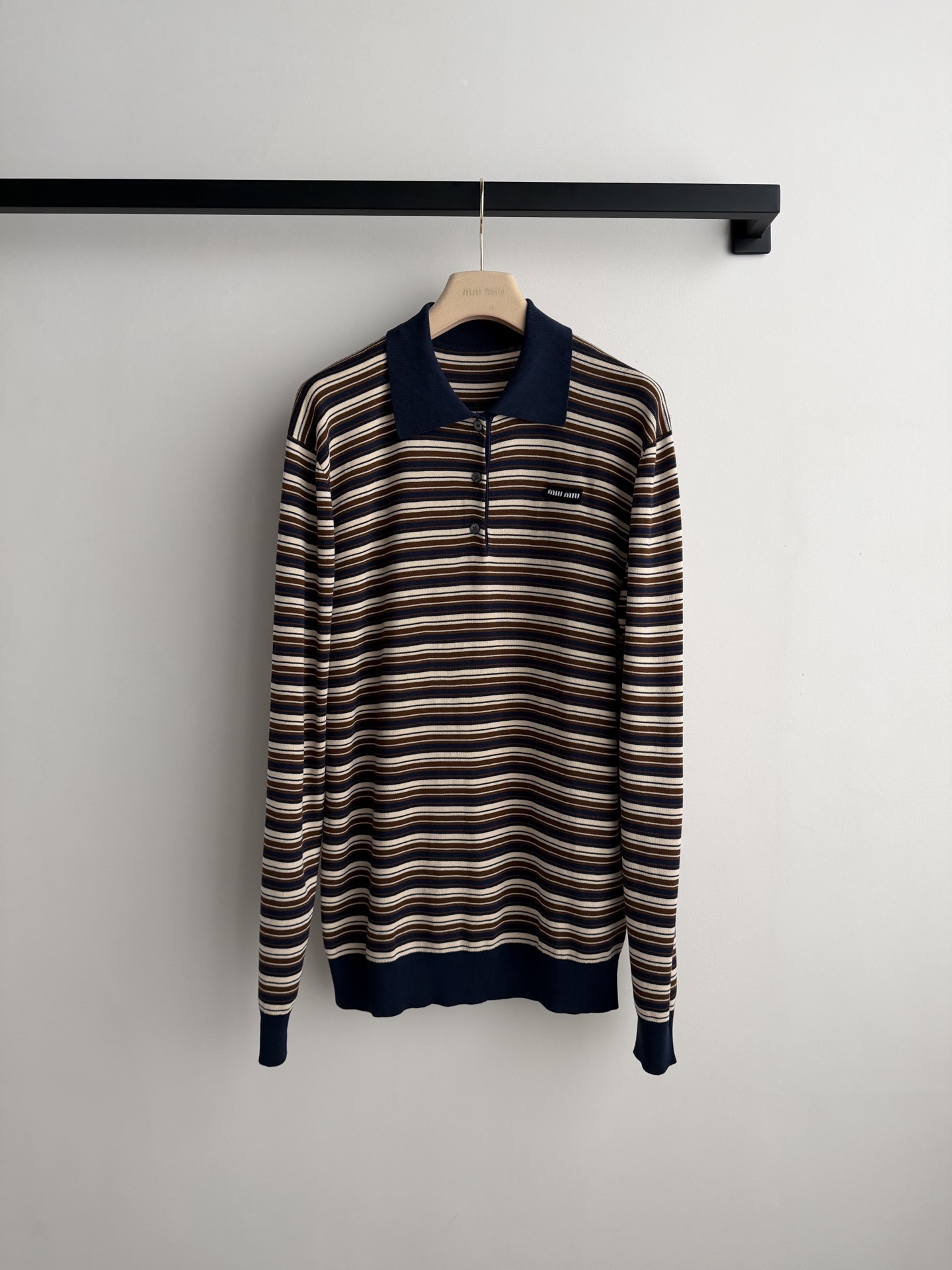 Miumi*🆕徽标字母条纹翻领长袖经典的条纹元素上身将复古时尚完美演绎！叠穿单穿百搭款😁藏青撞色翻领设计