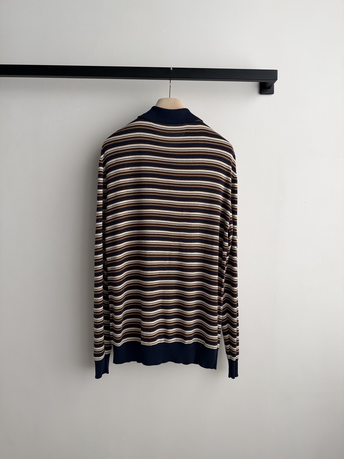 Miumi*🆕徽标字母条纹翻领长袖经典的条纹元素上身将复古时尚完美演绎！叠穿单穿百搭款😁藏青撞色翻领设计