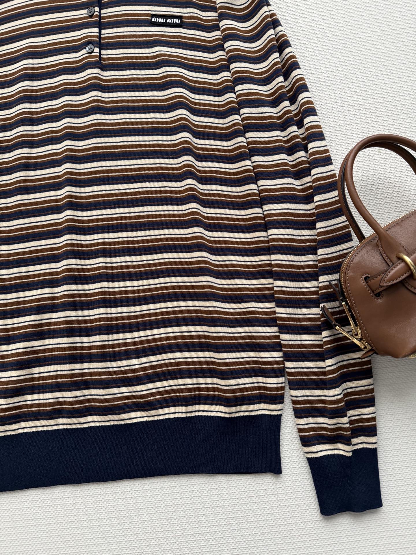 Miumi*🆕徽标字母条纹翻领长袖经典的条纹元素上身将复古时尚完美演绎！叠穿单穿百搭款😁藏青撞色翻领设计
