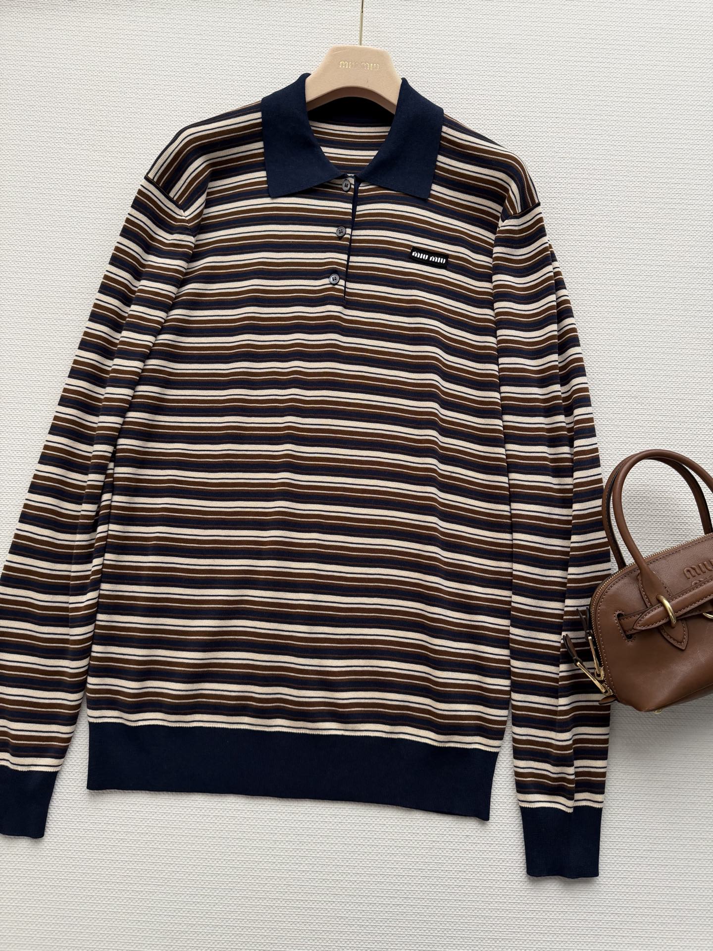 Miumi*🆕徽标字母条纹翻领长袖经典的条纹元素上身将复古时尚完美演绎！叠穿单穿百搭款😁藏青撞色翻领设计