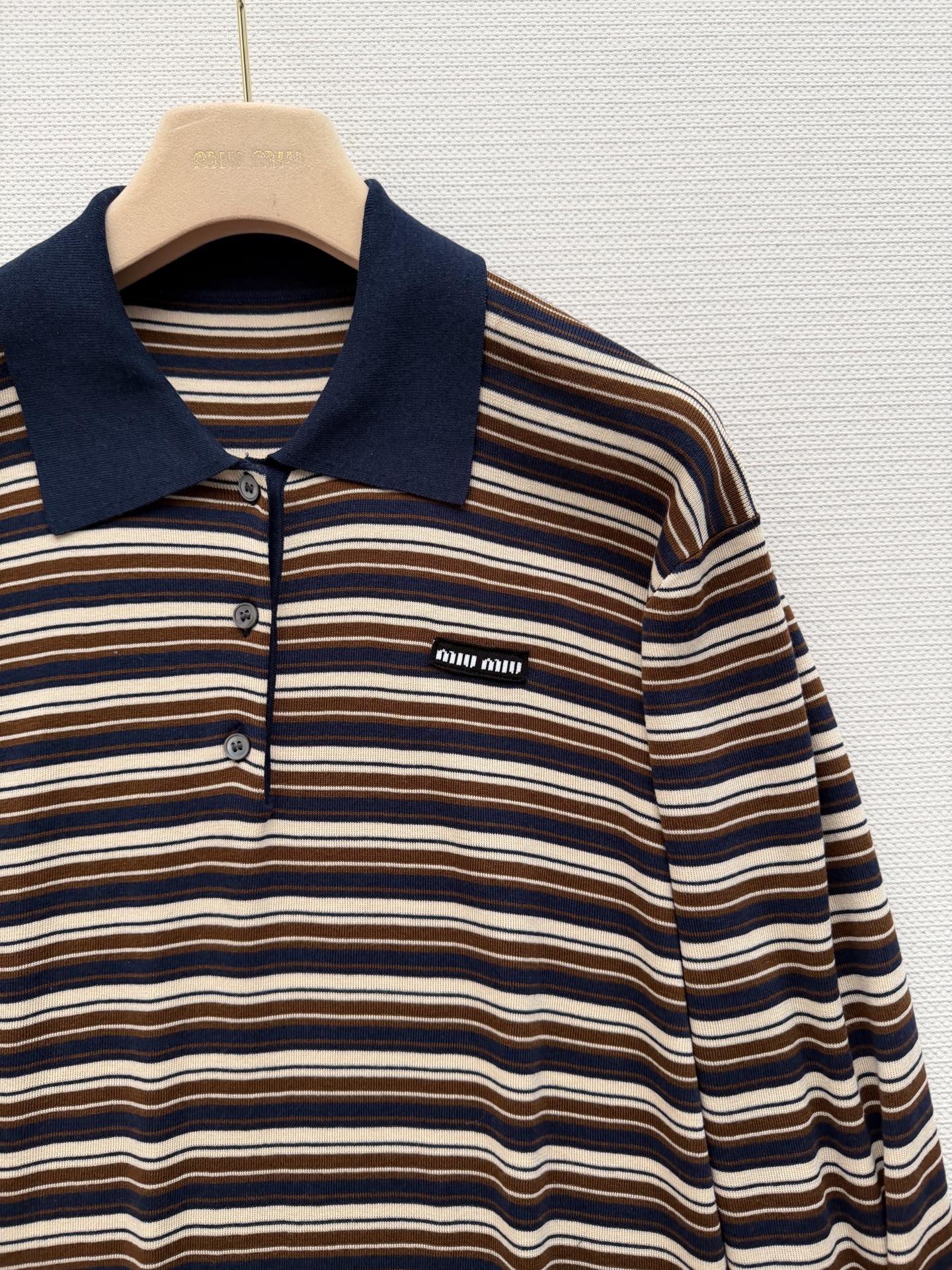 Miumi*🆕徽标字母条纹翻领长袖经典的条纹元素上身将复古时尚完美演绎！叠穿单穿百搭款😁藏青撞色翻领设计