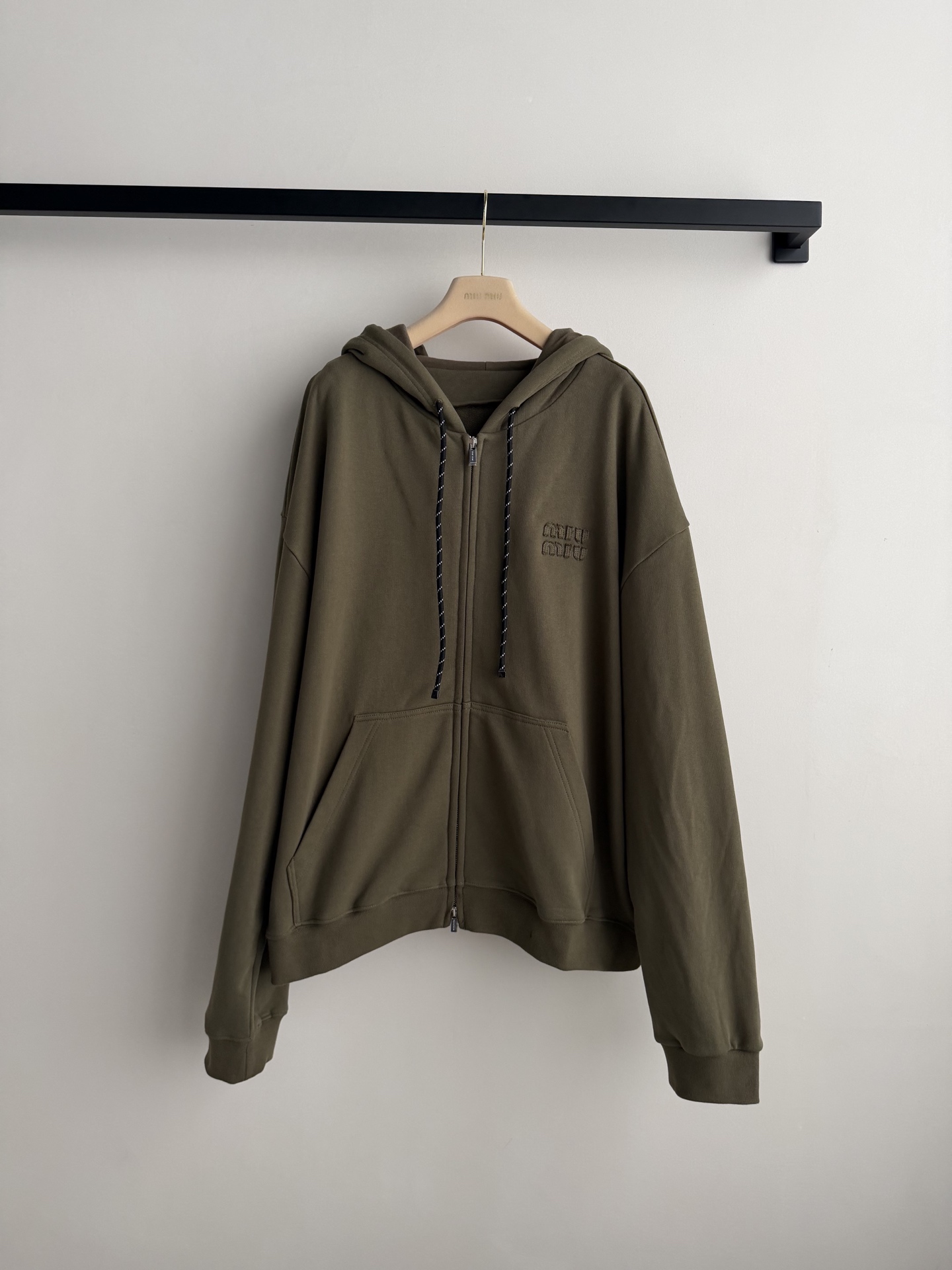 miumi*🆕橄榄绿帽衫 丨松弛感这件橄榄绿连帽衫真的是近期穿搭里的“懒人福音面料是那种软乎乎的棉质，春