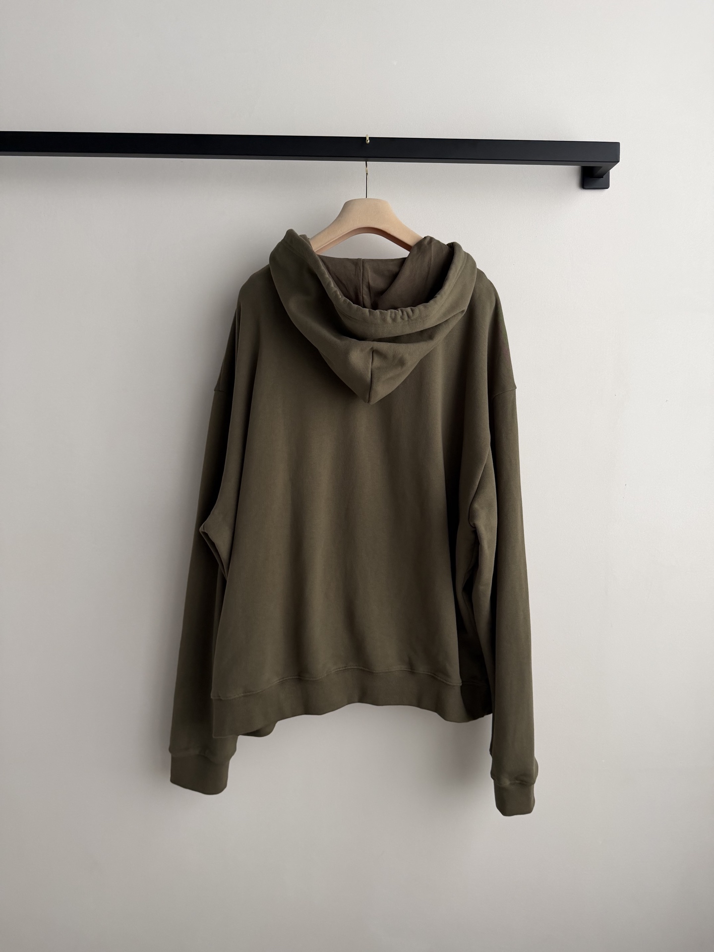 miumi*🆕橄榄绿帽衫 丨松弛感这件橄榄绿连帽衫真的是近期穿搭里的“懒人福音面料是那种软乎乎的棉质，春