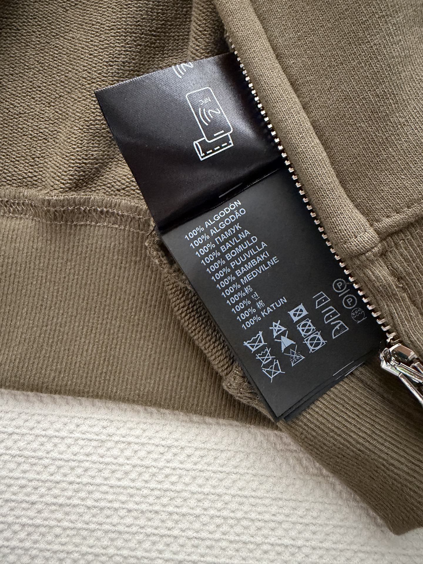 miumi*🆕橄榄绿帽衫 丨松弛感这件橄榄绿连帽衫真的是近期穿搭里的“懒人福音面料是那种软乎乎的棉质，春