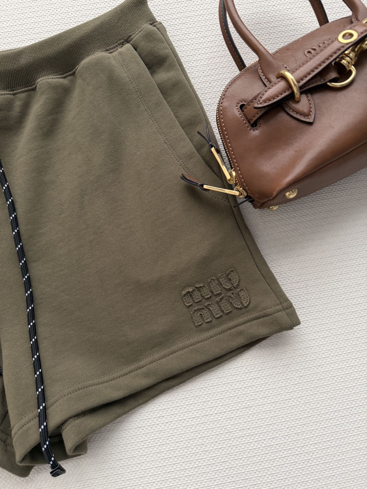 miumi*🆕橄榄绿短裤丨松弛感这件橄榄绿短裤真的是近期穿搭里的“懒人福音面料是那种软乎乎的棉质，这种松