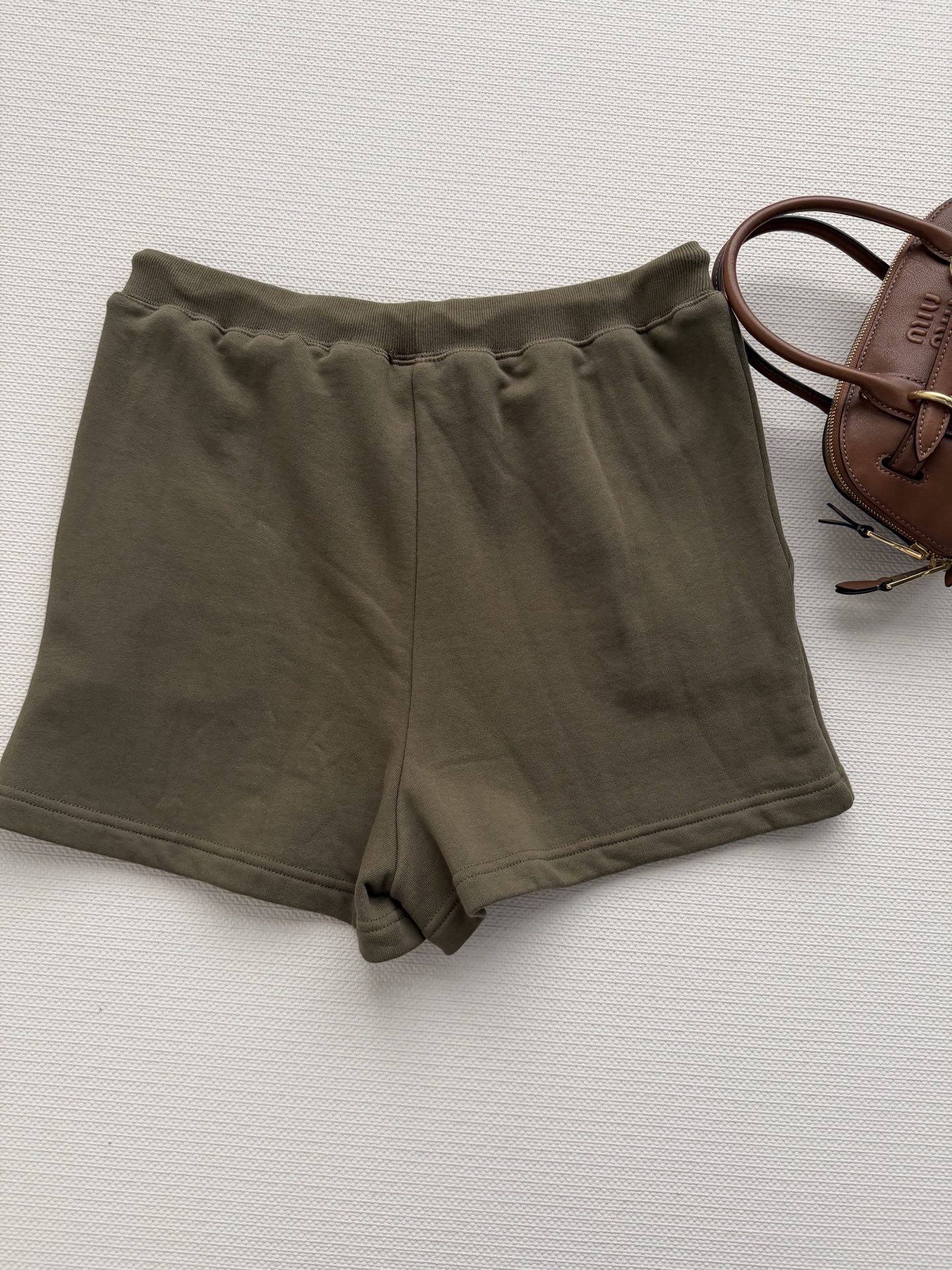 miumi*🆕橄榄绿短裤丨松弛感这件橄榄绿短裤真的是近期穿搭里的“懒人福音面料是那种软乎乎的棉质，这种松