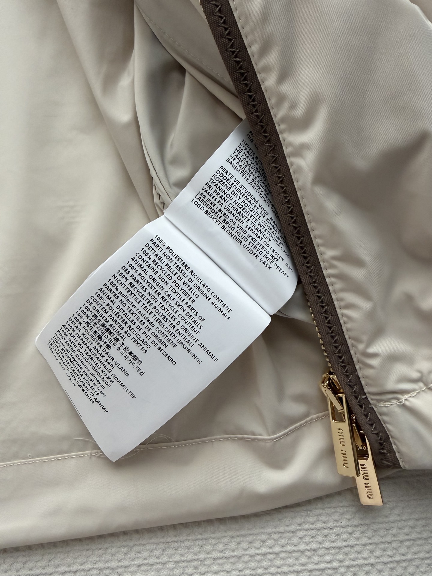 Miumi*🆕徽标字母宽松尼龙连帽外套 定制环保再生尼龙材质，质感自带丝绸光泽，穿搭有型，整体以素色为基