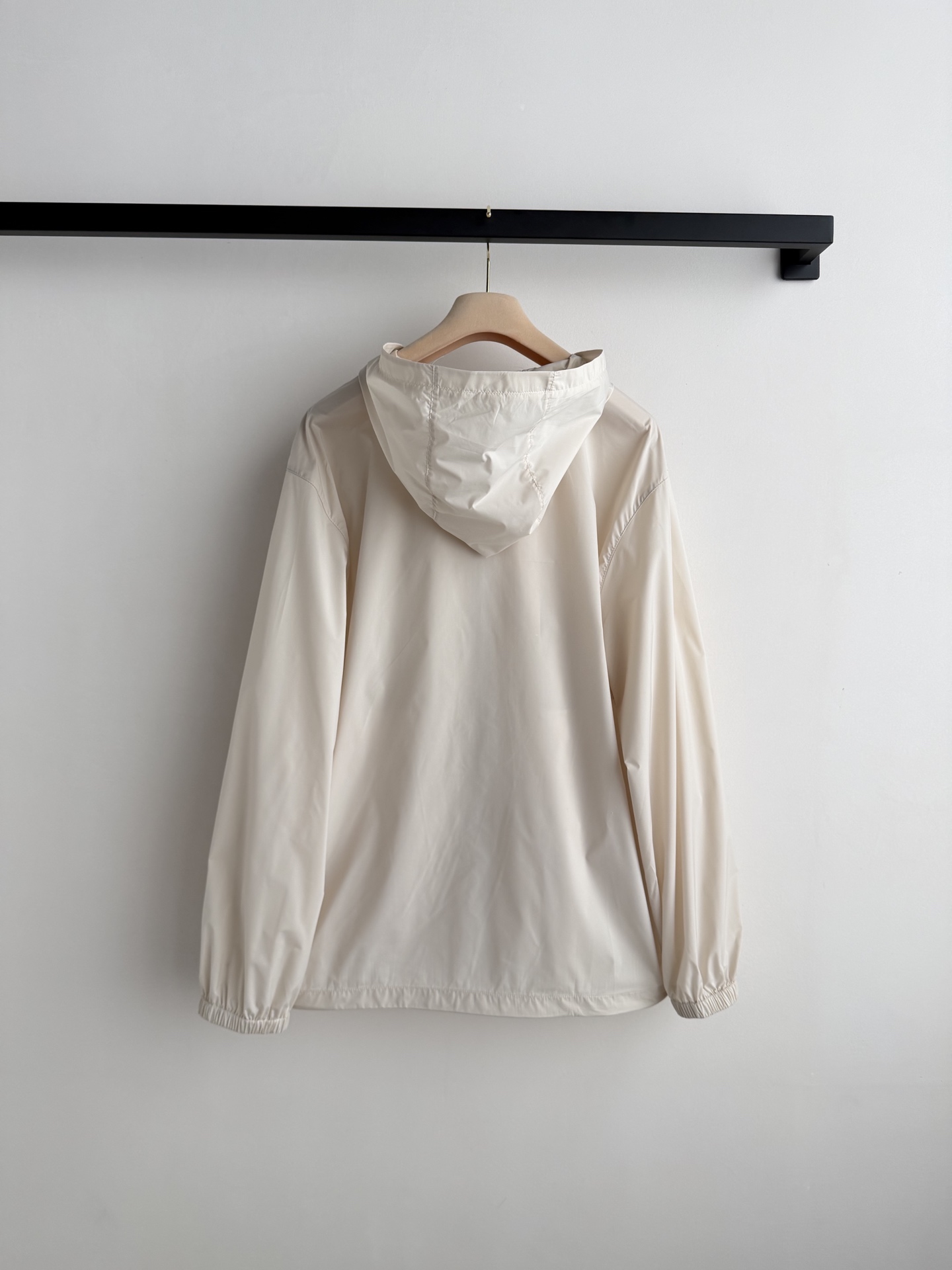 Miumi*🆕徽标字母宽松尼龙连帽外套 定制环保再生尼龙材质，质感自带丝绸光泽，穿搭有型，整体以素色为基