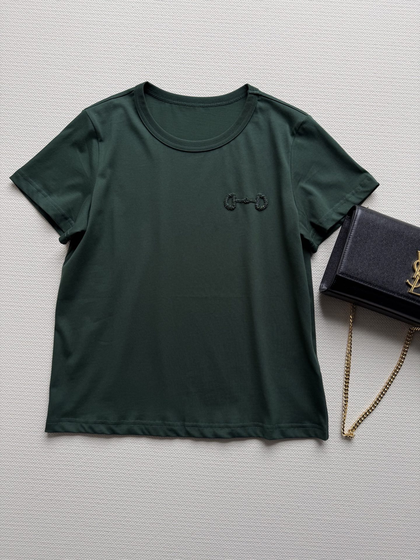 Gucc*🆕经典马衔扣T：衣柜的“随便穿都好看”的万能T，品牌的经典标识马衔扣用立体钉珠呈现，低调复刻经