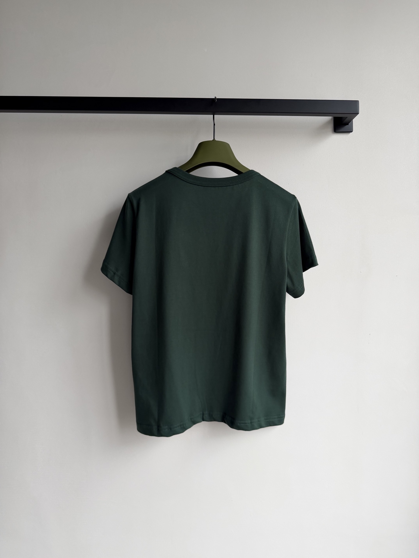 Gucc*🆕经典马衔扣T：衣柜的“随便穿都好看”的万能T，品牌的经典标识马衔扣用立体钉珠呈现，低调复刻经