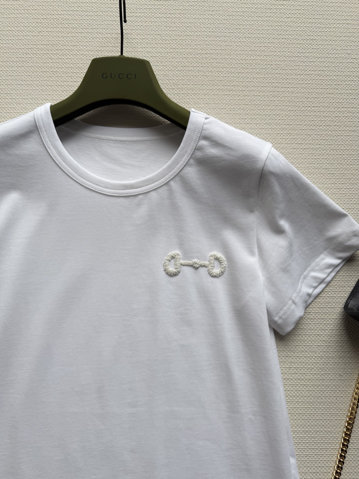 Gucc*🆕经典马衔扣T：衣柜的“随便穿都好看”的万能T，品牌的经典标识马衔扣用立体钉珠呈现，低调复刻经