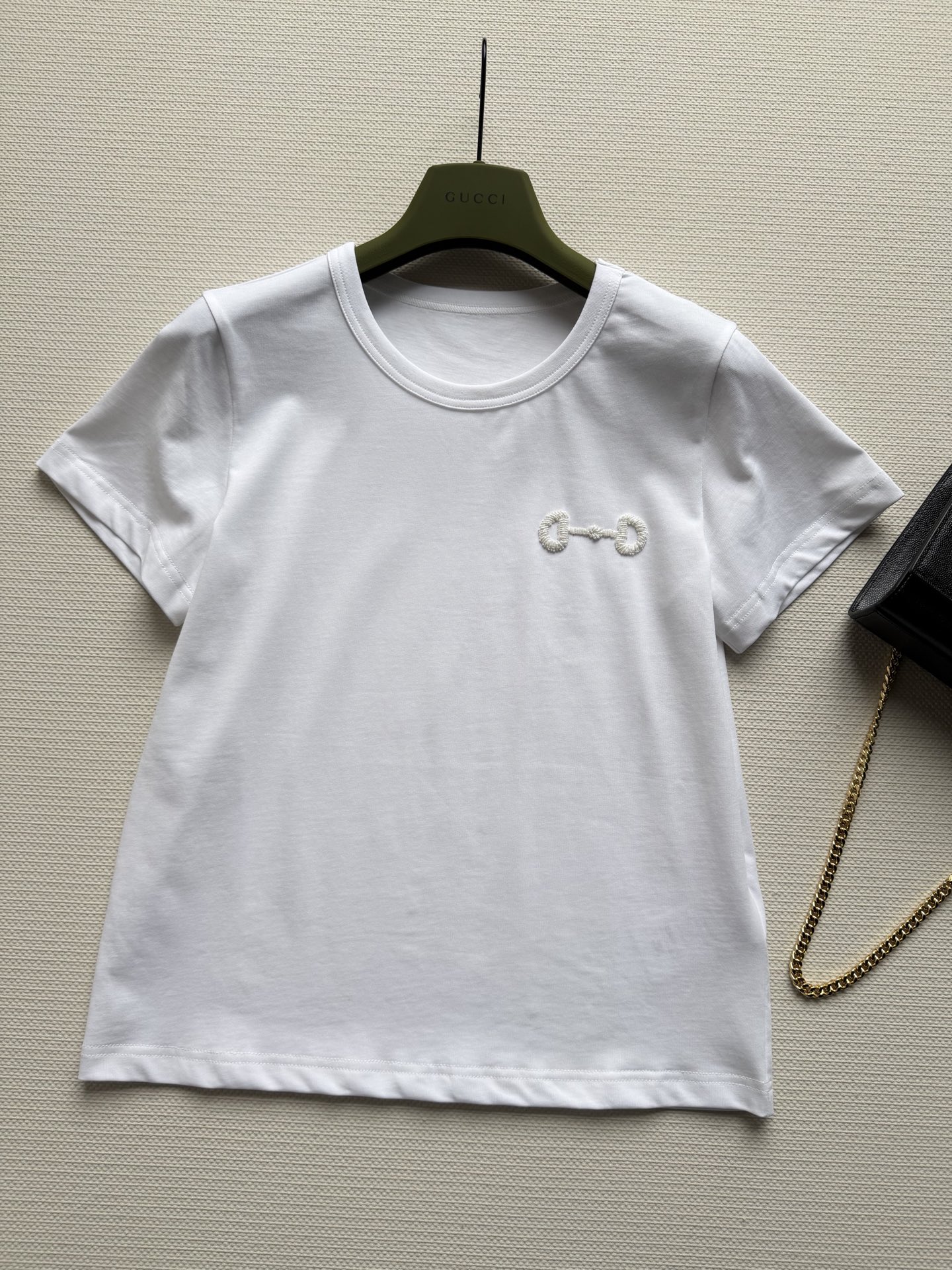 Gucc*🆕经典马衔扣T：衣柜的“随便穿都好看”的万能T，品牌的经典标识马衔扣用立体钉珠呈现，低调复刻经
