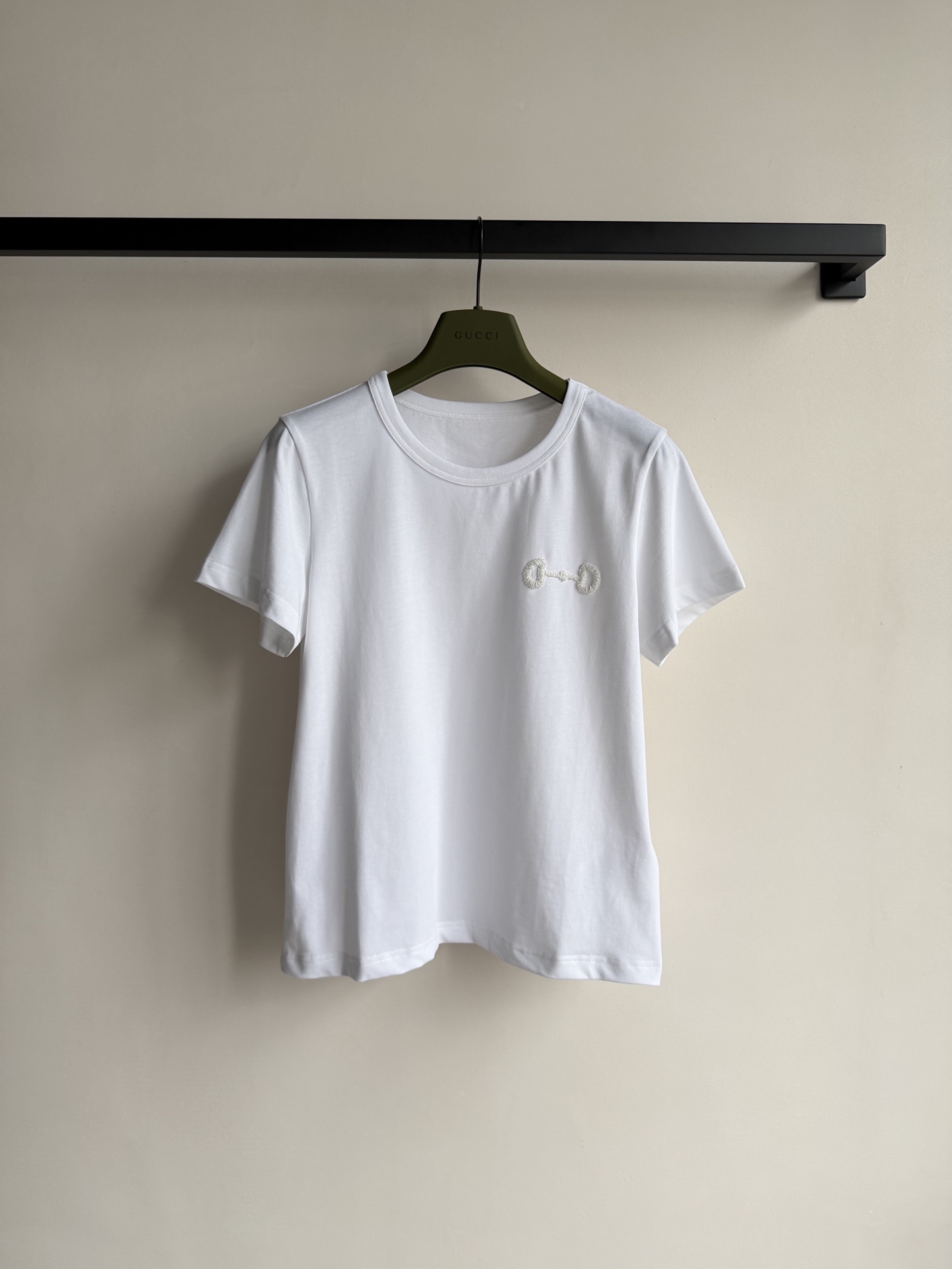 Gucc*🆕经典马衔扣T：衣柜的“随便穿都好看”的万能T，品牌的经典标识马衔扣用立体钉珠呈现，低调复刻经