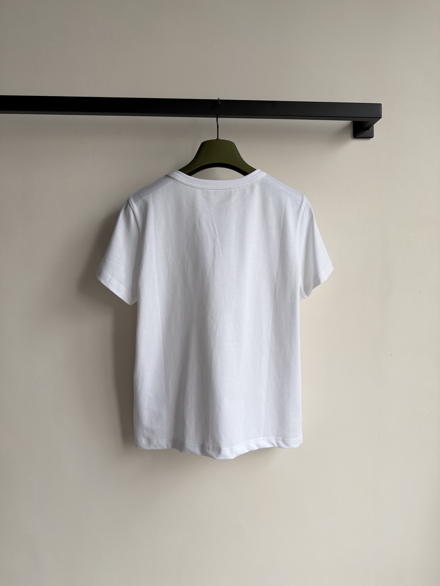 Gucc*🆕经典马衔扣T：衣柜的“随便穿都好看”的万能T，品牌的经典标识马衔扣用立体钉珠呈现，低调复刻经