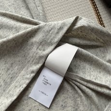 ACN*英文麻点T:定制的浅灰麻点面料自带松弛滤镜,酒红色的手写体英文植绒复刻Acne Studios ACN*英文麻点T:定制的浅灰麻点面料自带松弛滤镜,酒红色的手写体英文植绒复刻Acne Studios