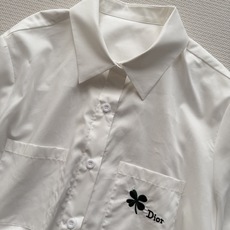Dio*🆕26SS新款长袖衬衫上新🍀经典翻领简约但不单调 胸前双口袋装饰 点缀四叶草🍀和品牌字母刺绣🪡带 Dio*🆕26SS新款长袖衬衫上新🍀经典翻领简约但不单调 胸前双口袋装饰 点缀四叶草🍀和品牌字母刺绣🪡带