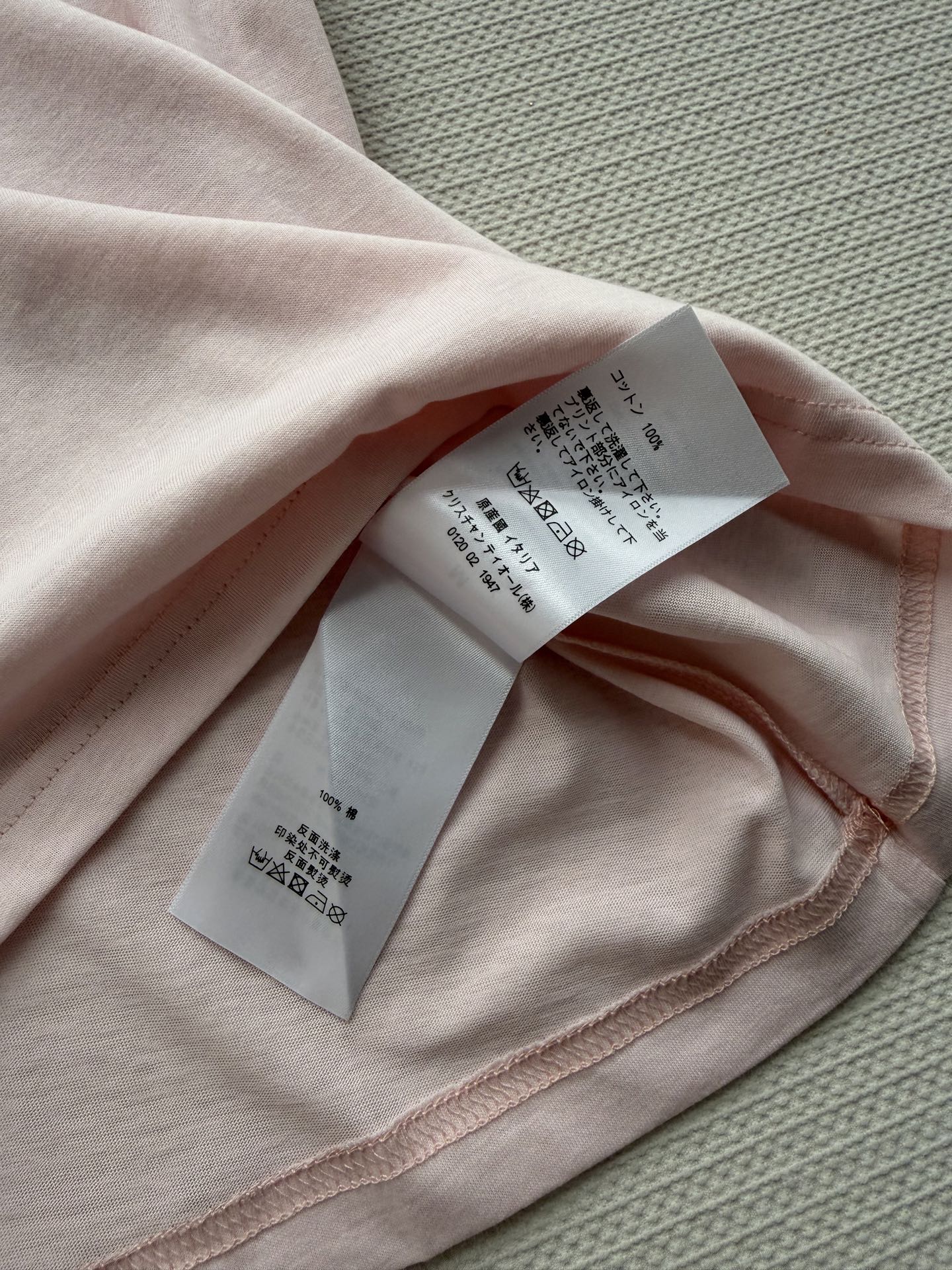 拉夫劳伦英文植绒T：春日里的一抹鲜活，也是永不过时的经典选择。干净利落手写体品牌Logo，立体植绒工艺，