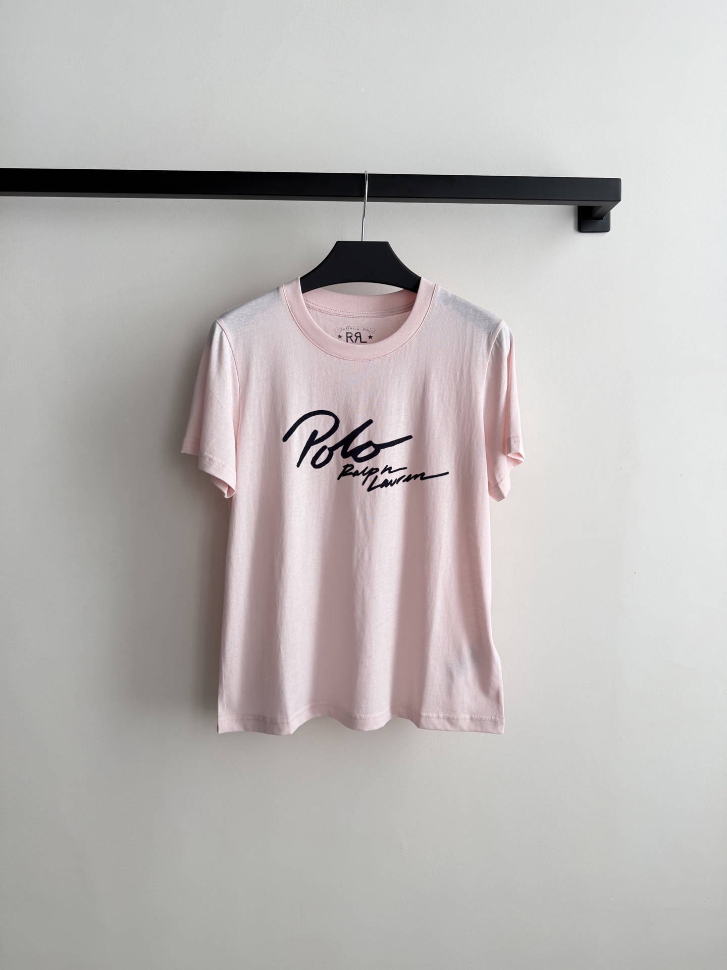 拉夫劳伦英文植绒T：春日里的一抹鲜活，也是永不过时的经典选择。干净利落手写体品牌Logo，立体植绒工艺，