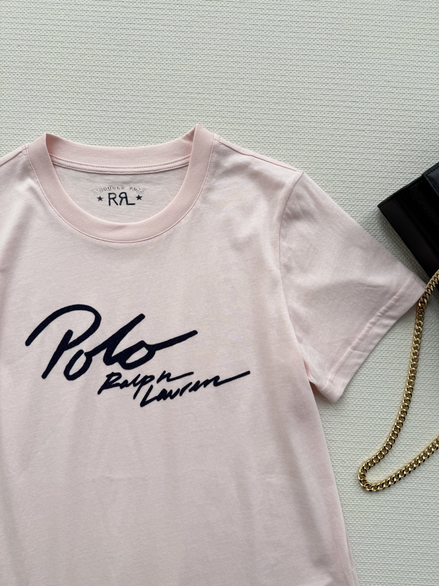 拉夫劳伦英文植绒T：春日里的一抹鲜活，也是永不过时的经典选择。干净利落手写体品牌Logo，立体植绒工艺，