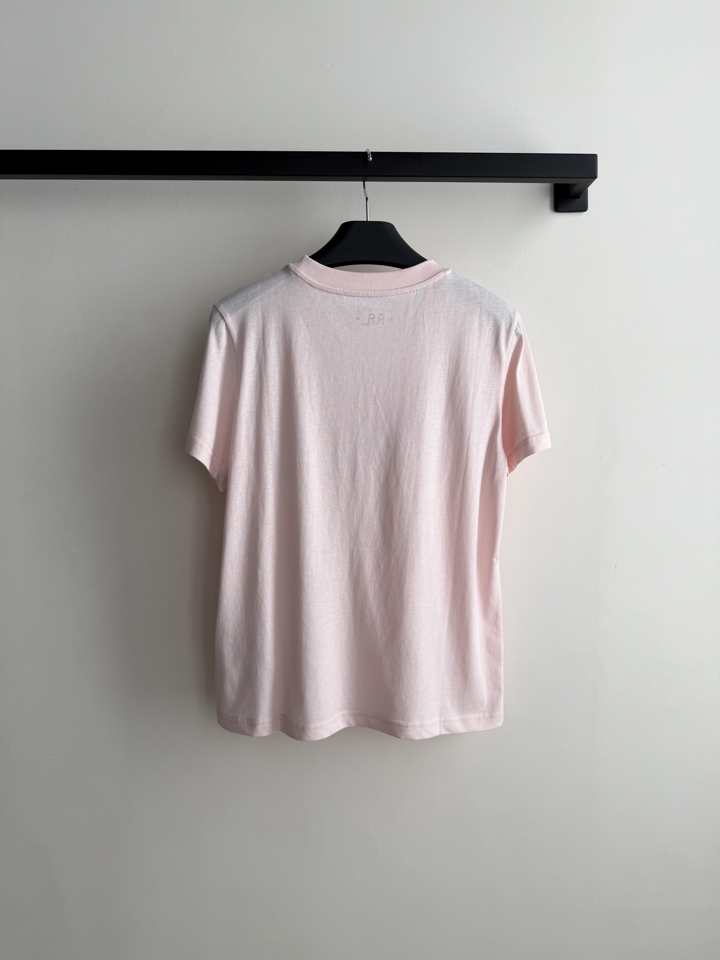 拉夫劳伦英文植绒T：春日里的一抹鲜活，也是永不过时的经典选择。干净利落手写体品牌Logo，立体植绒工艺，