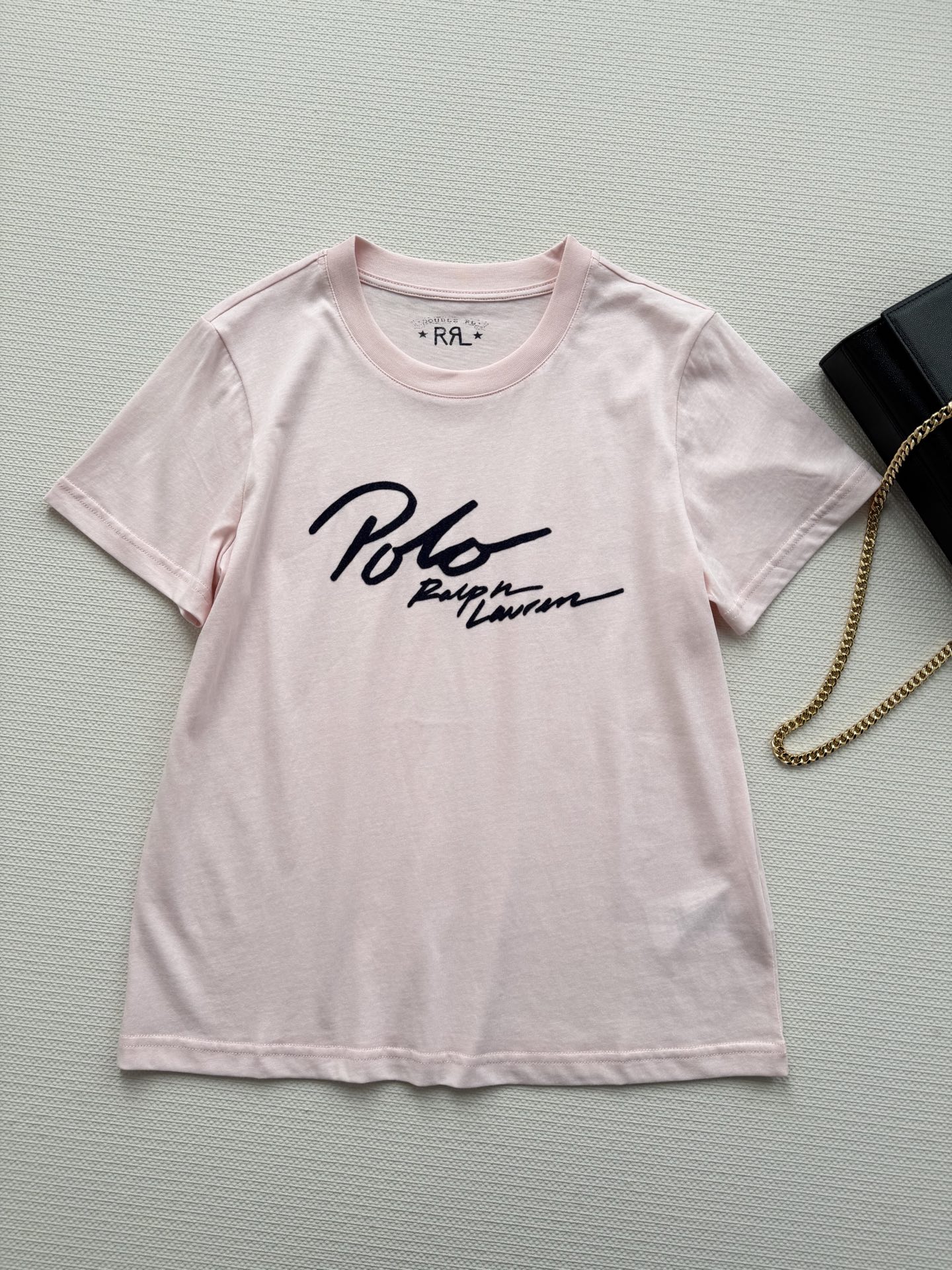 拉夫劳伦英文植绒T：春日里的一抹鲜活，也是永不过时的经典选择。干净利落手写体品牌Logo，立体植绒工艺，