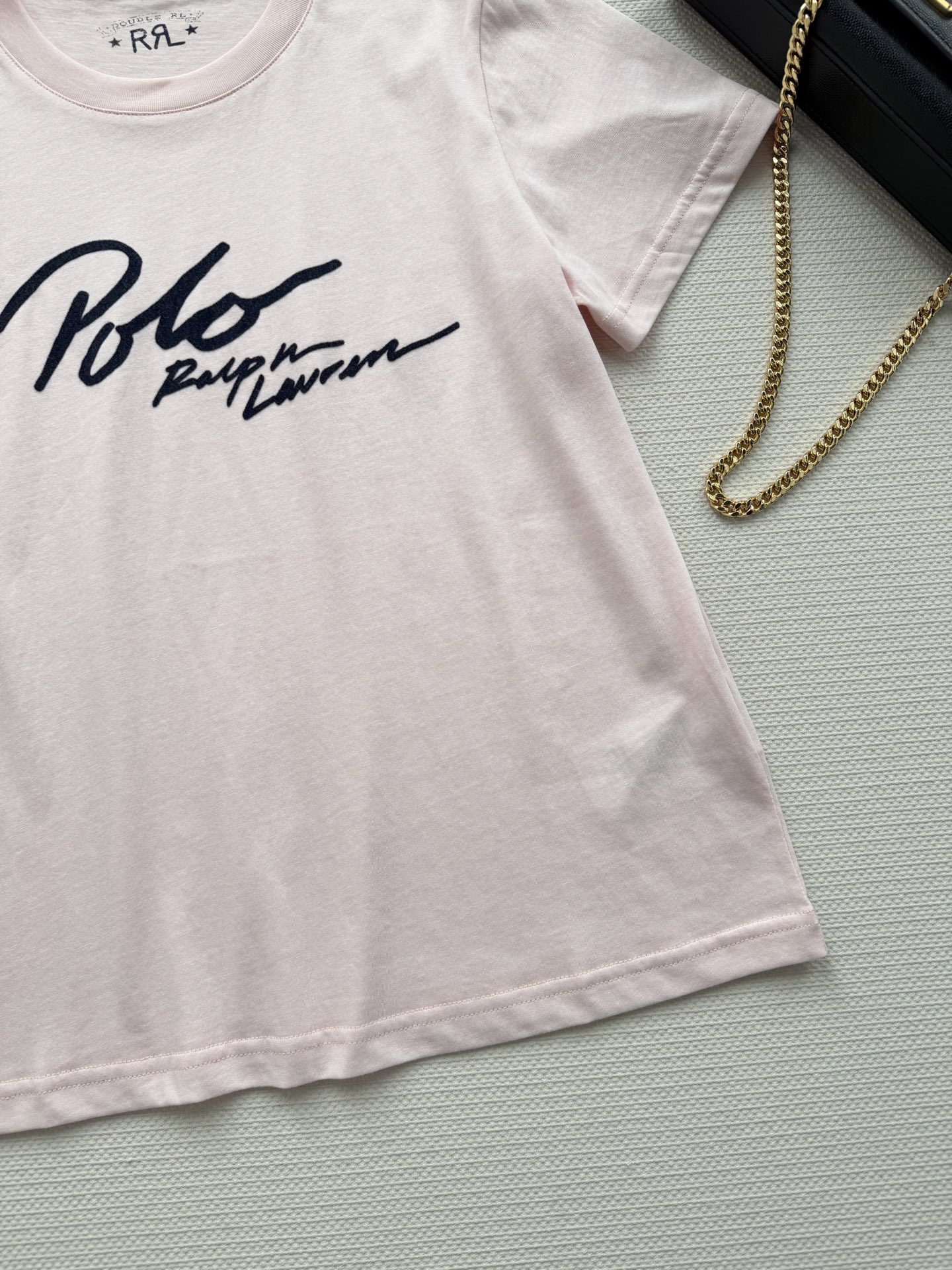 拉夫劳伦英文植绒T：春日里的一抹鲜活，也是永不过时的经典选择。干净利落手写体品牌Logo，立体植绒工艺，