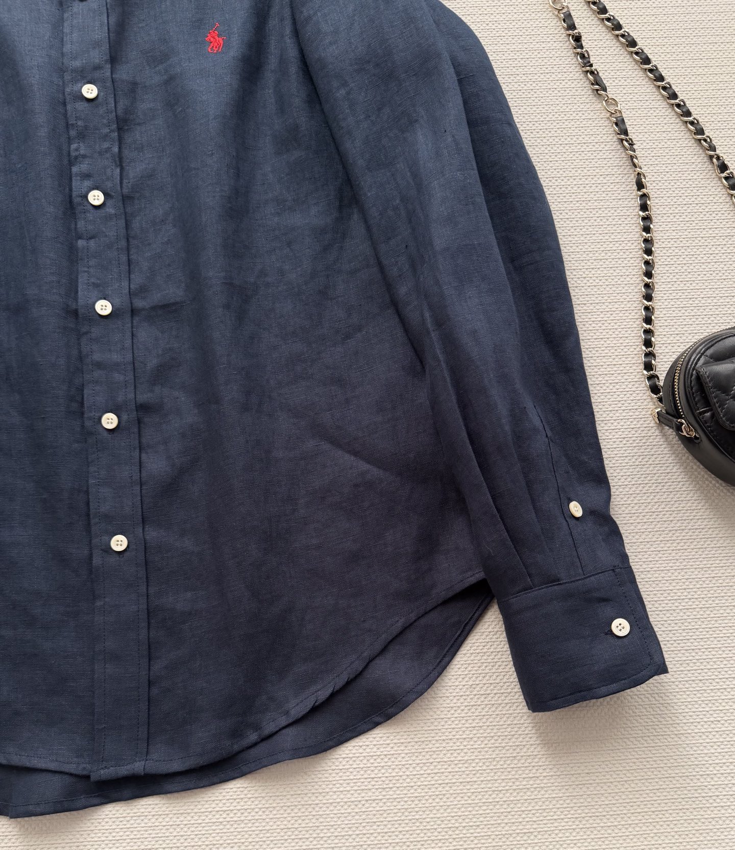 拉夫劳伦🆕亚麻衬衫，100%亚麻材质，透气舒适，春夏穿超合适！经典纽扣领+小马刺绣，品牌感满满✨。宽松版